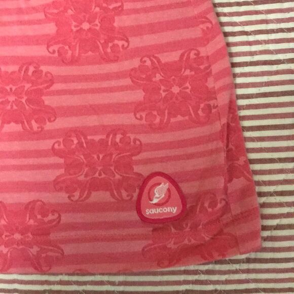 🌻 Saucony Pink work out exercise top - Picture 2 of 6